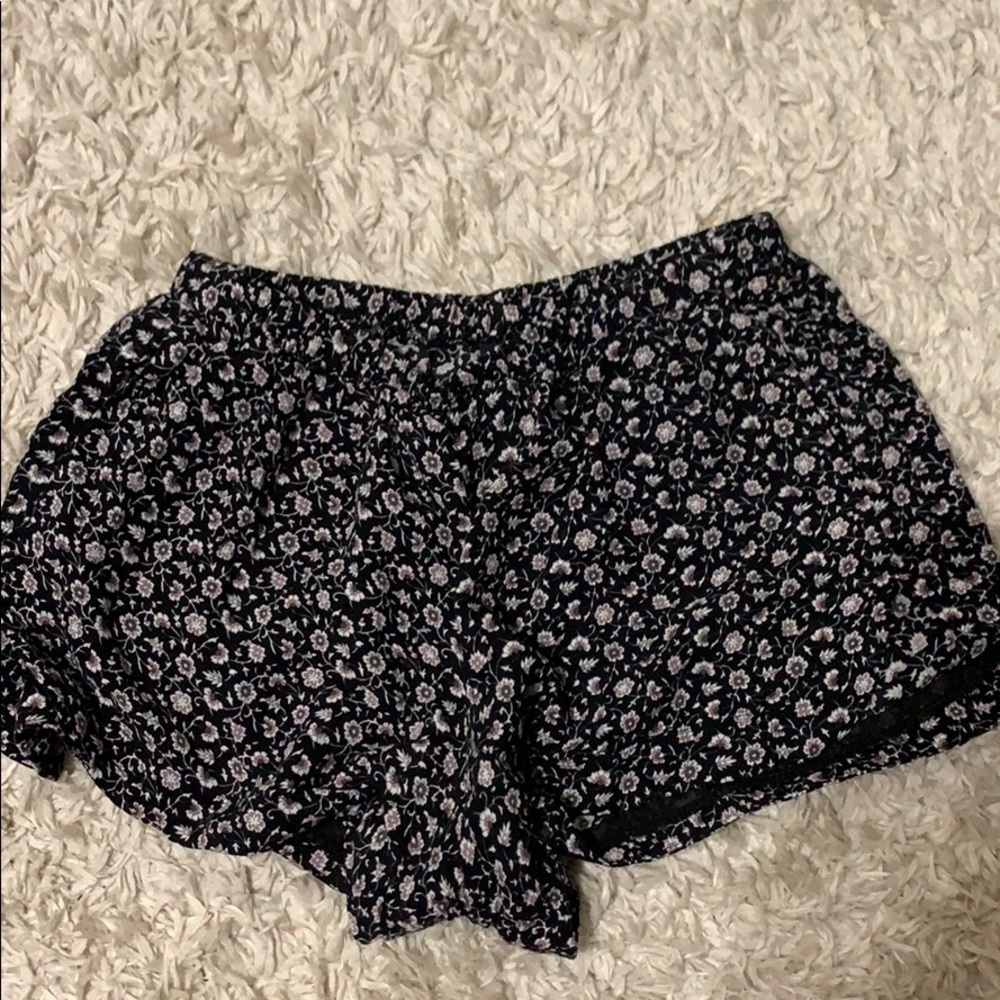 BRANDY MELVILLE: comfy floral shorts